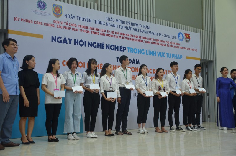 Sinh viên luật hào hứng tham gia ngày hội hướng nghiệp - ảnh 7