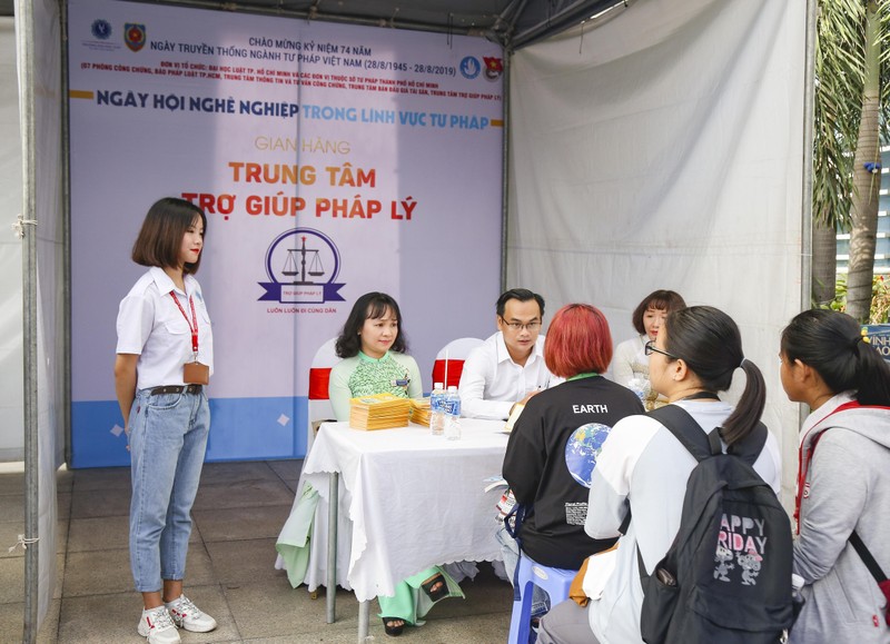 Sinh viên luật hào hứng tham gia ngày hội hướng nghiệp - ảnh 8