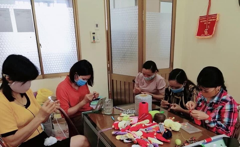 Hội đan móc len làm 'tai giả' gửi tuyến đầu chống dịch - ảnh 1
