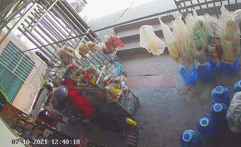 Camera ghi cảnh kẻ gian trộm hàng chục triệu 1 cửa tiệm ở Đồng Nai - ảnh 1