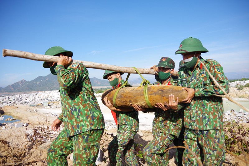 Công binh cho nổ 2 quả bom ‘khủng’ sót lại sau chiến tranh - ảnh 1