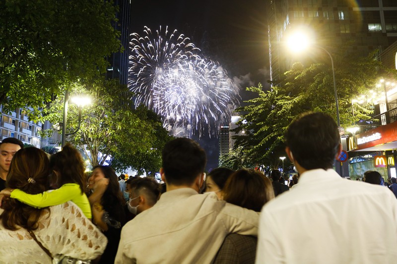 Pháo hoa tưng bừng đón chào năm 2021 - ảnh 9