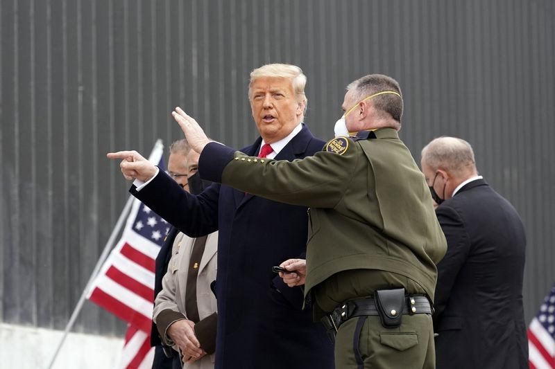 Ông Trump thăm bức tường biên giới với Mexico - ảnh 1