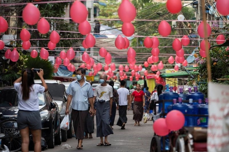 Ảnh: Dân Myanmar trang trí phố đỏ để ủng hộ bà Suu Kyi - ảnh 1