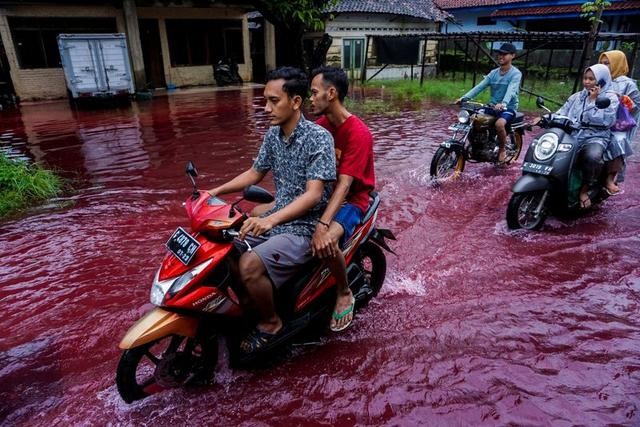 Indonesia: Nước lụt ngập đỏ như máu  - ảnh 2