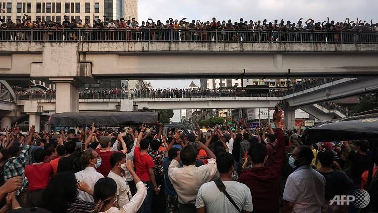 Ảnh: Hàng nghìn người Myanmar biểu tình phản đối chính biến - ảnh 4