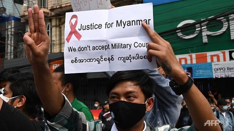 Ảnh: Hàng nghìn người Myanmar biểu tình phản đối chính biến - ảnh 2