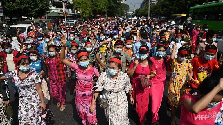 Ảnh: Hàng nghìn người Myanmar biểu tình phản đối chính biến - ảnh 3