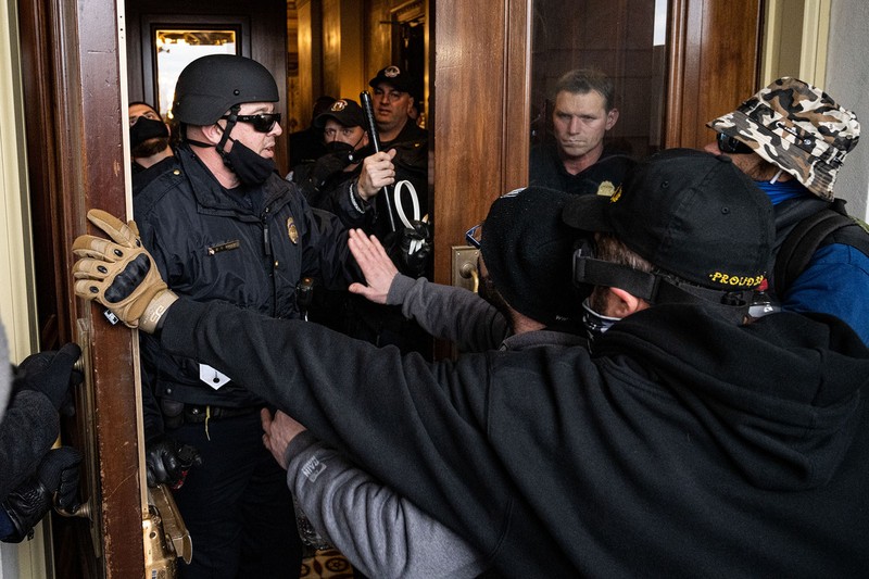 Điều tra 35 cảnh sát liên quan vụ bạo loạn Điện Capitol - ảnh 1