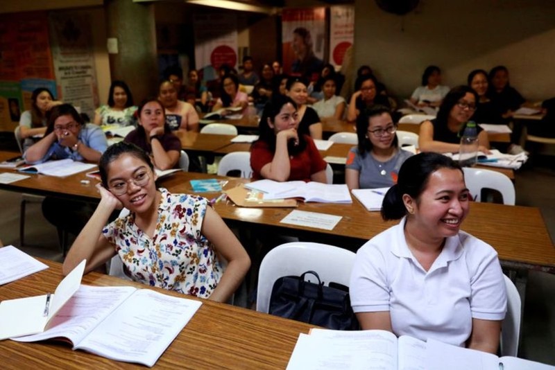 Philippines muốn ‘đổi’ hàng ngàn y tá lấy vaccine từ Anh, Đức - ảnh 1