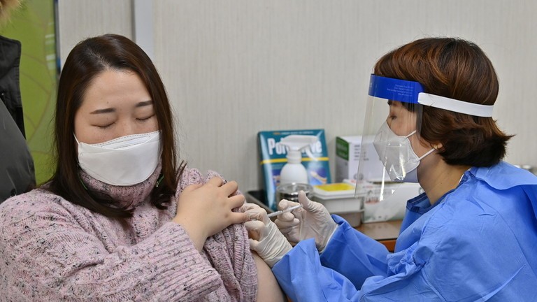 Tiêm vaccine COVID-19: Hàn Quốc 7 người chết chỉ trong 1 tuần - ảnh 1
