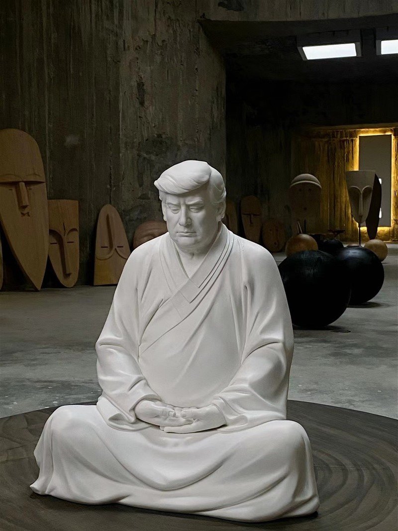 Người dân Trung Quốc đổ xô đi mua tượng ông Trump ngồi thiền - ảnh 1