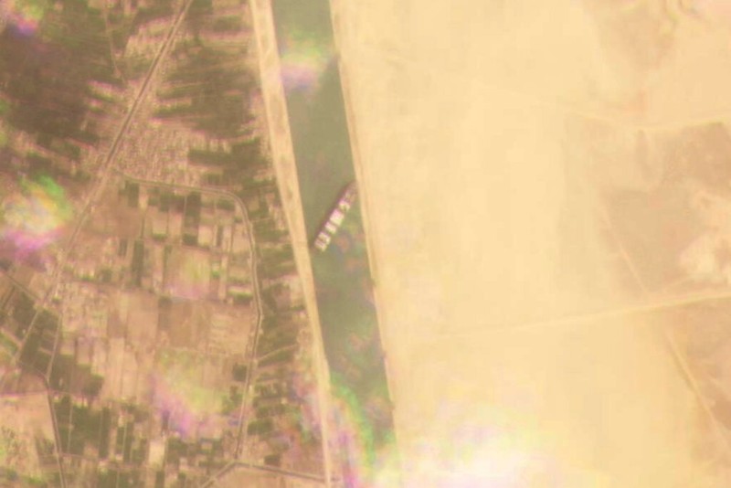 Tắc nghẽn kênh đào Suez do tàu 224.000 tấn mắc cạn - ảnh 1