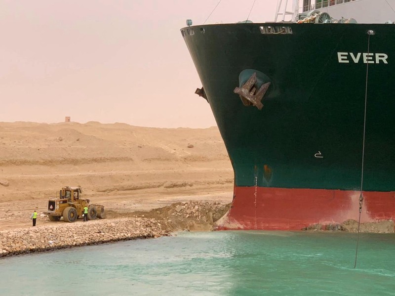 Tắc nghẽn kênh đào Suez do tàu 224.000 tấn mắc cạn - ảnh 2