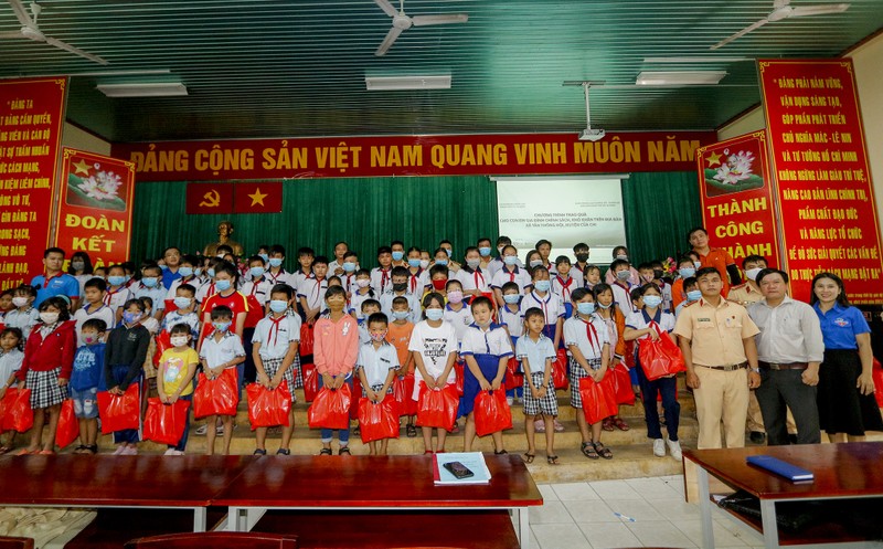 Báo Pháp Luật TP.HCM  trao quà cho con em gia đình chính sách - ảnh 7