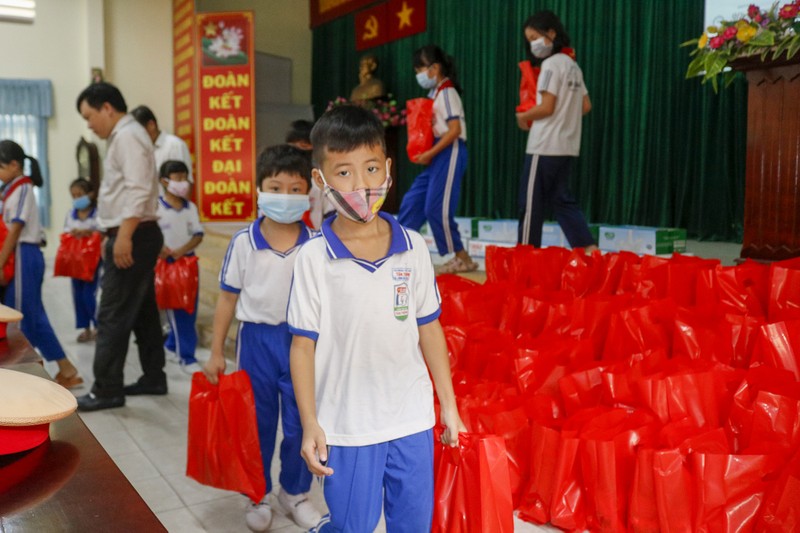 Báo Pháp Luật TP.HCM  trao quà cho con em gia đình chính sách - ảnh 6