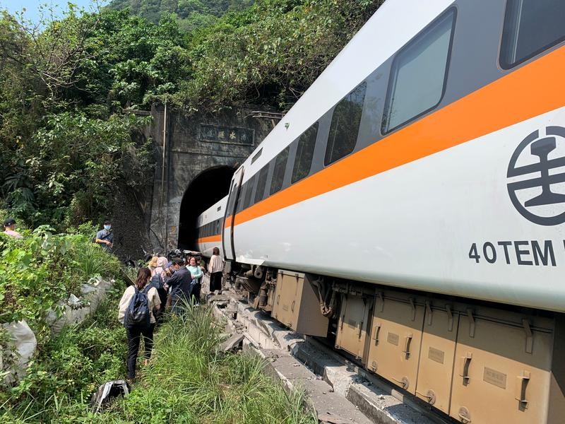Đài Loan: Tàu hỏa chở 350 người gặp nạn, ít nhất 36 người chết - ảnh 1