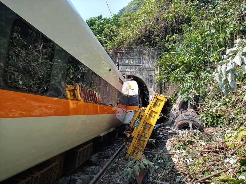 Đài Loan: Tàu hỏa chở 350 người gặp nạn, ít nhất 36 người chết - ảnh 2