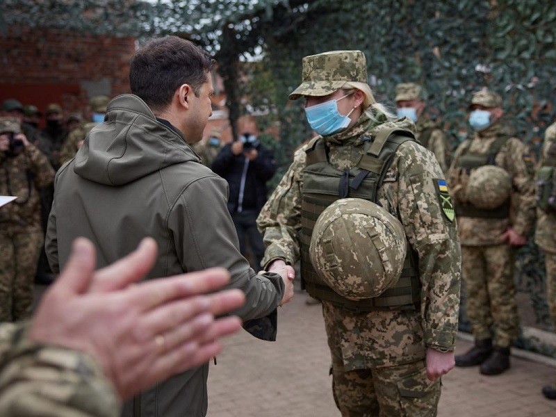 Tổng thống Ukraine thị sát tuyến phòng thủ ở Donbass - ảnh 1