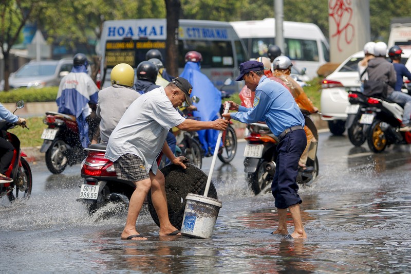 TP.HCM: Mưa nhỏ đầu mùa nhưng đường vẫn ngập - ảnh 4