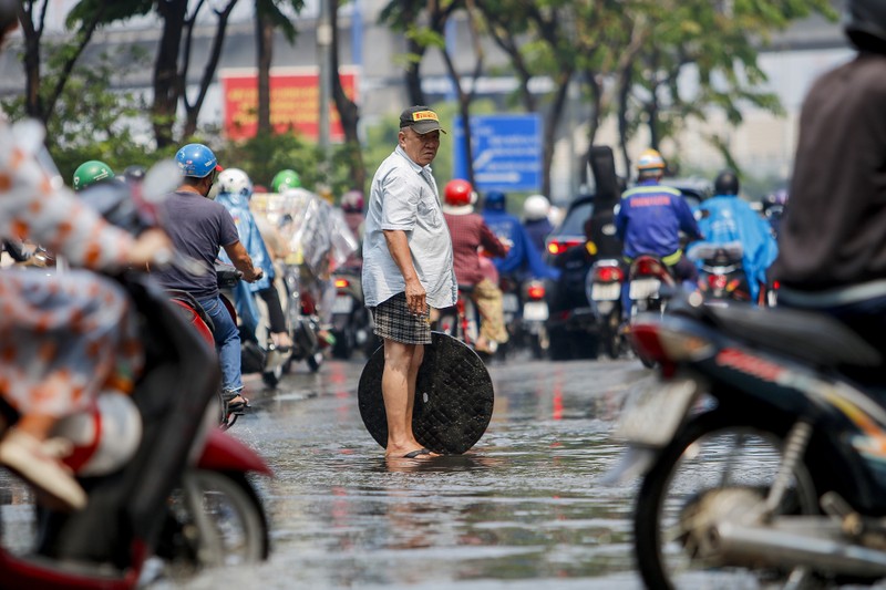 TP.HCM: Mưa nhỏ đầu mùa nhưng đường vẫn ngập - ảnh 3