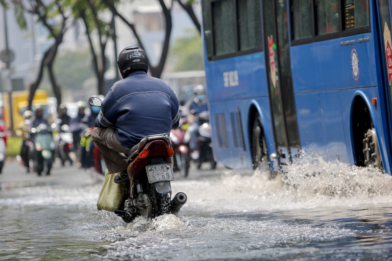 TP.HCM: Mưa nhỏ đầu mùa nhưng đường vẫn ngập - ảnh 2