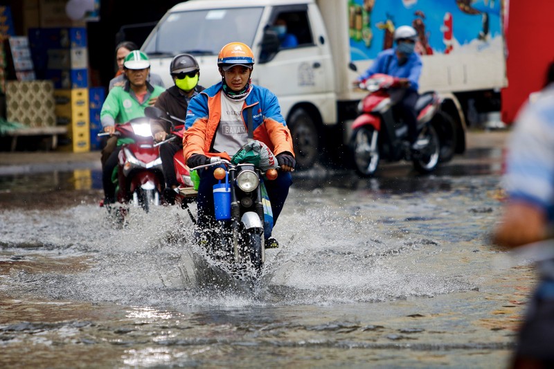 TP.HCM: Mưa nhỏ đầu mùa nhưng đường vẫn ngập - ảnh 6