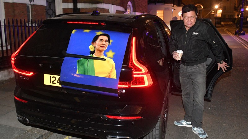 Sau khi bị 'cấm cửa', đại sứ Myanmar phải qua đêm trên ô tô - ảnh 1