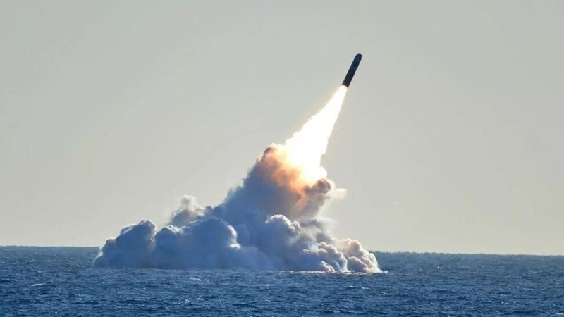Tên lửa phóng từ tàu ngầm Trung Quốc có tầm bắn bao phủ Mỹ - ảnh 1