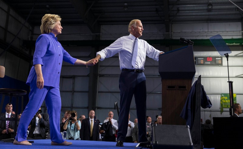 Bà Hillary Clinton 'chấm điểm' 100 ngày đầu nhiệm kỳ ông Biden - ảnh 1