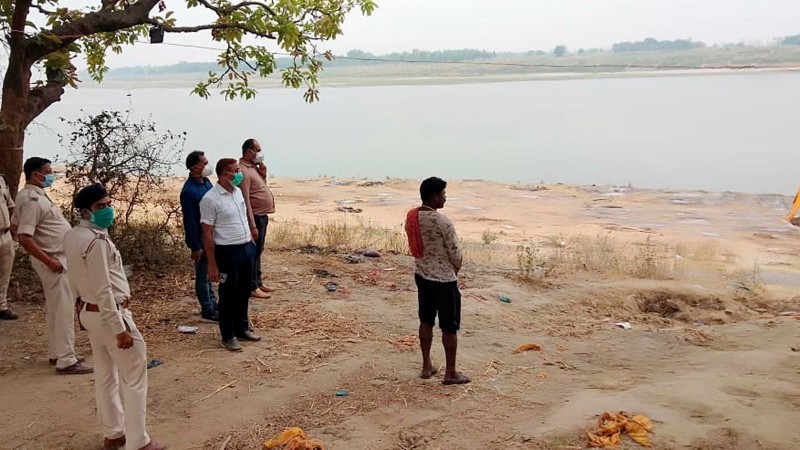 Ấn Độ phát hiện nhiều thi thể bị chôn dưới cát bờ sông Hằng - ảnh 1