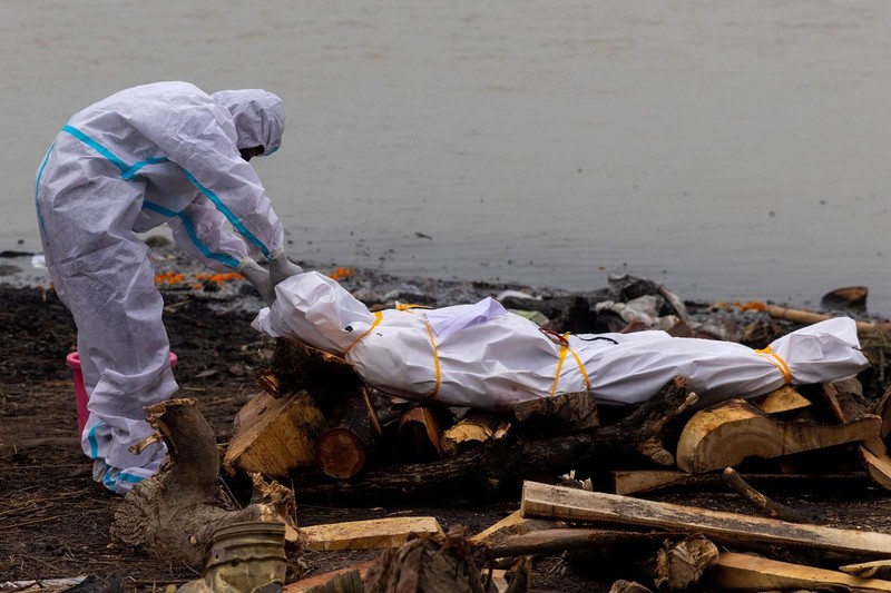 Reuters: Ấn Độ xác nhận thi thể thả sông Hằng chết vì COVID-19 - ảnh 1