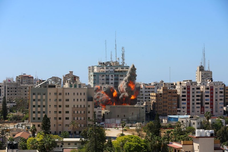 Israel đánh sập tòa nhà 12 tầng của truyền thông quốc tế - ảnh 1