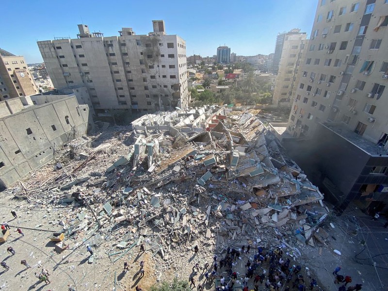 Israel đánh sập tòa nhà 12 tầng của truyền thông quốc tế - ảnh 2