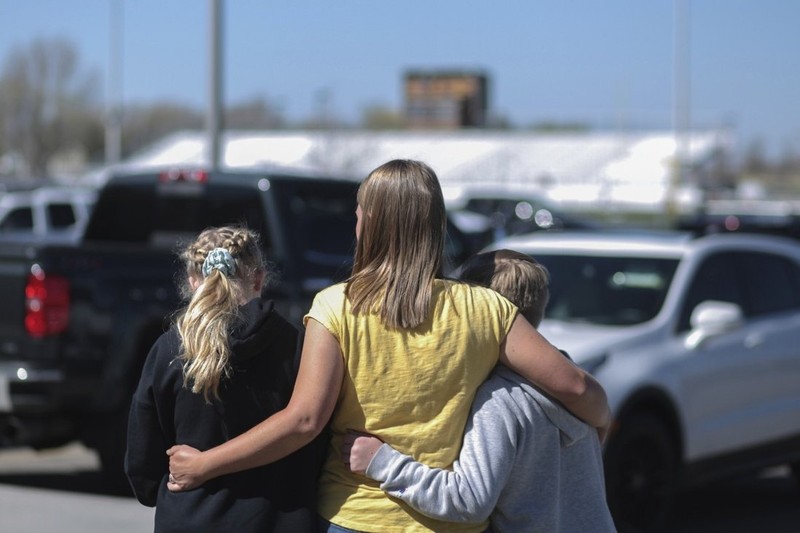 Mỹ: Cô giáo ôm ngăn học trò cầm súng vào trường bắn bạn học - ảnh 2