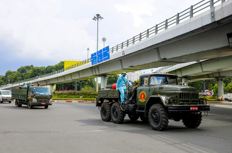 Cận cảnh binh đoàn phun hóa chất diệt khuẩn tại Gò Vấp - ảnh 5