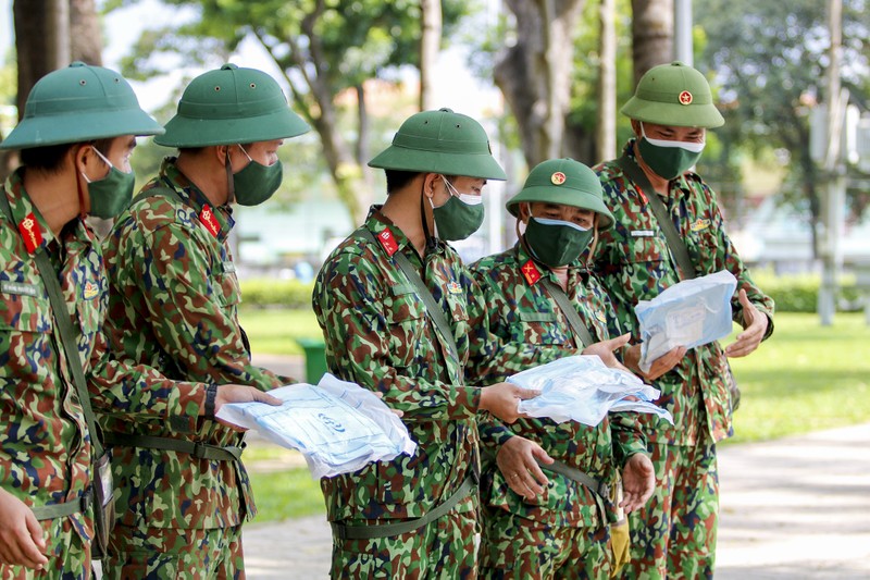 Cận cảnh binh đoàn phun hóa chất diệt khuẩn tại Gò Vấp - ảnh 3