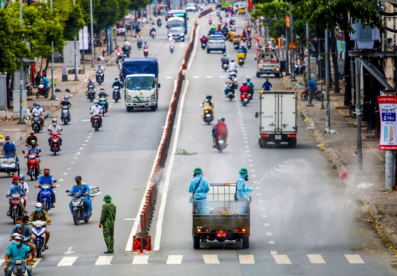 Cận cảnh binh đoàn phun hóa chất diệt khuẩn tại Gò Vấp - ảnh 15