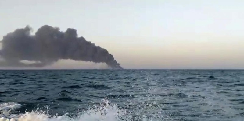 Tàu lớn nhất của hải quân Iran cháy, chìm gần eo biển Hormuz - ảnh 2