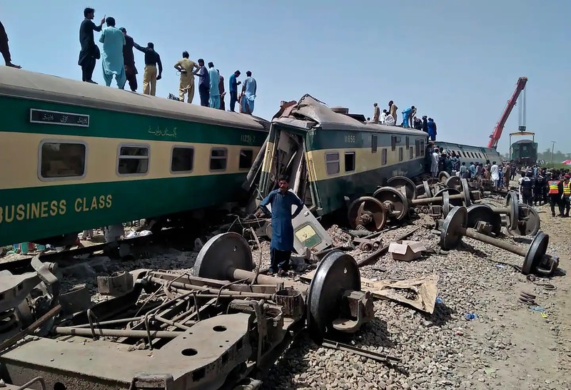 Kinh hoàng 2 tàu hỏa tông nhau ở Pakistan, ít nhất 37 người chết - ảnh 1