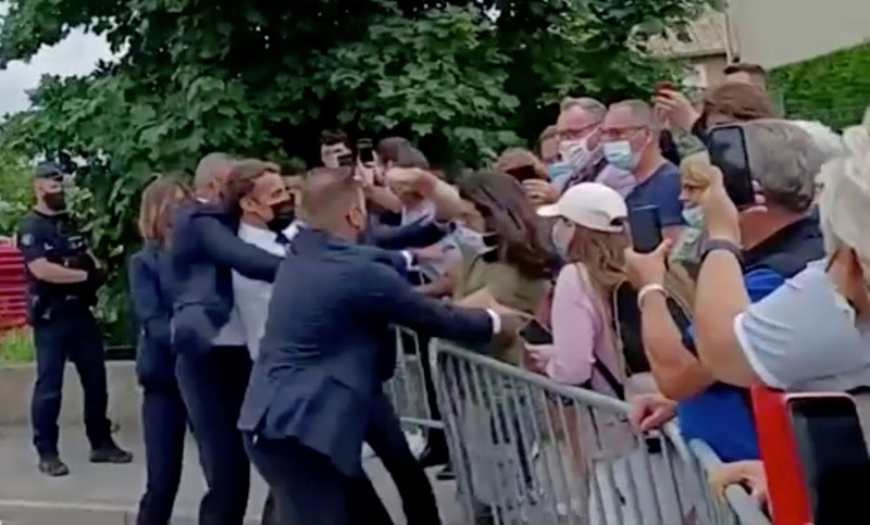 Video: Tổng thống Pháp Macron bị tát giữa phố - ảnh 2
