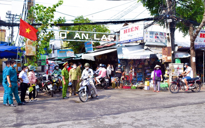 Cần Thơ: Phạt 18 người không đeo khẩu trang nơi công cộng - ảnh 1