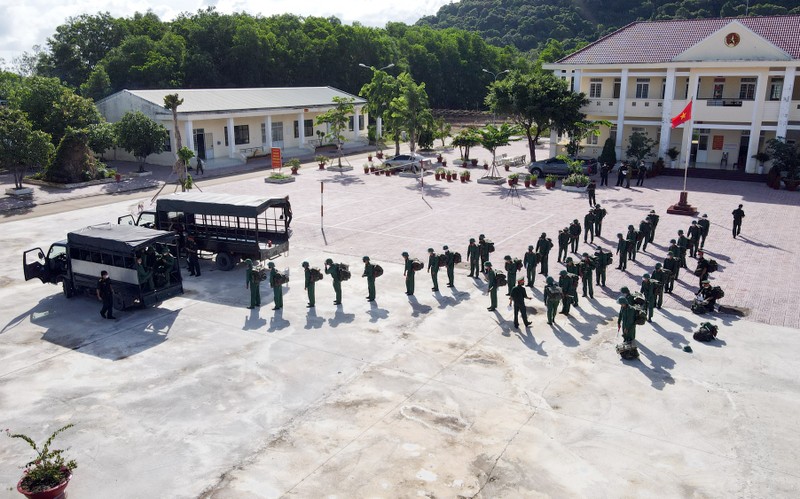 Kiên Giang: Tăng cường lực lượng cho tuyến đầu chống dịch - ảnh 1