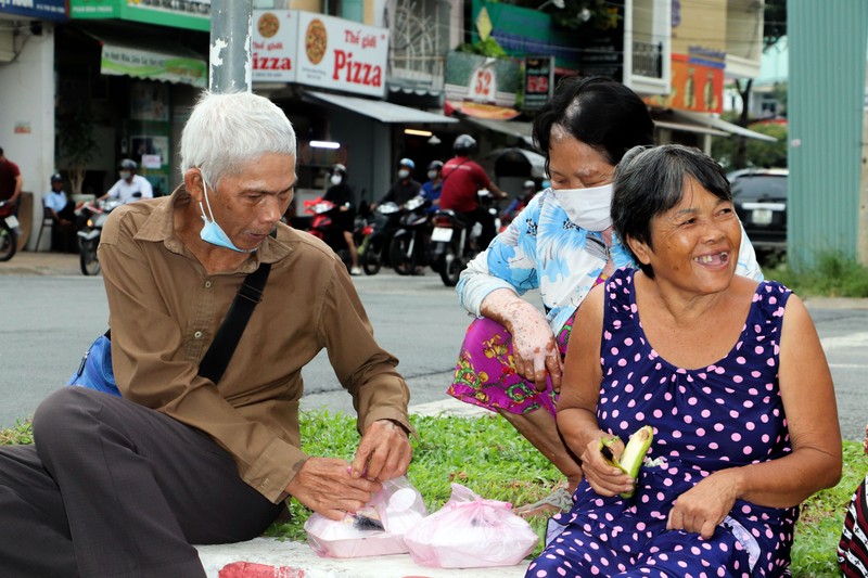 Người bán vé số dạo và lệnh tạm dừng phát hành vé số - ảnh 2