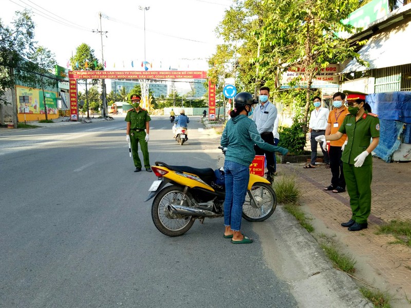 Cán bộ Sóc Trăng đi làm theo nguyên tắc '1 cung đường 2 điểm đến' - ảnh 1