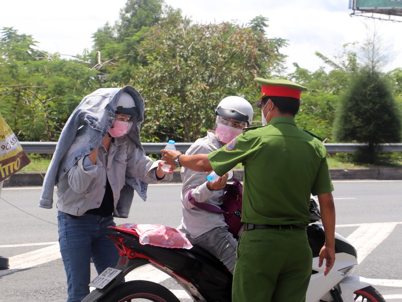 Công an quận Cái Răng tặng nước, nấu mì cho bà con trên đường về quê - ảnh 1