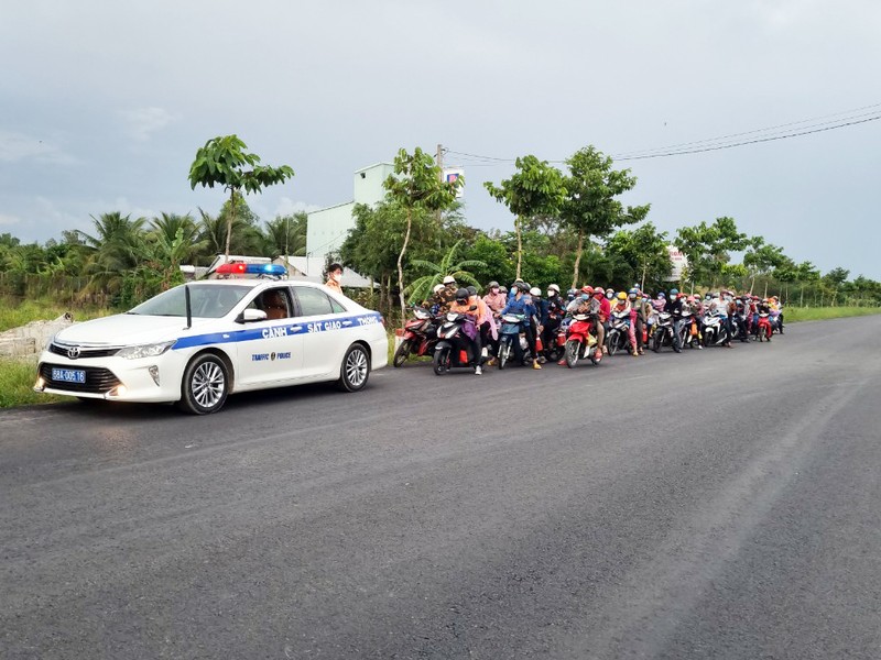 Công an Kiên Giang trắng đêm hỗ trợ người dân tự phát về quê - ảnh 2