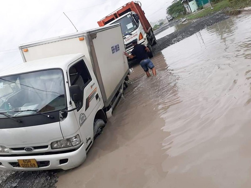 Đường vào khu công nghiệp xuống cấp nghiêm trọng, doanh nghiệp than trời - ảnh 4