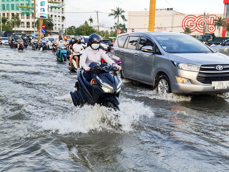 Nhiều tuyến đường nội ô Cần Thơ lênh láng nước do triều cường - ảnh 1