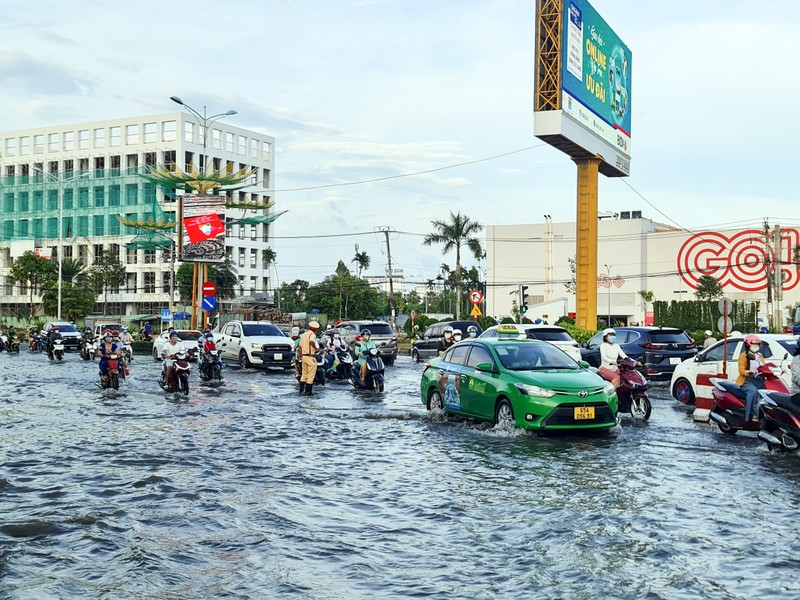 Nhiều tuyến đường nội ô Cần Thơ lênh láng nước do triều cường - ảnh 4